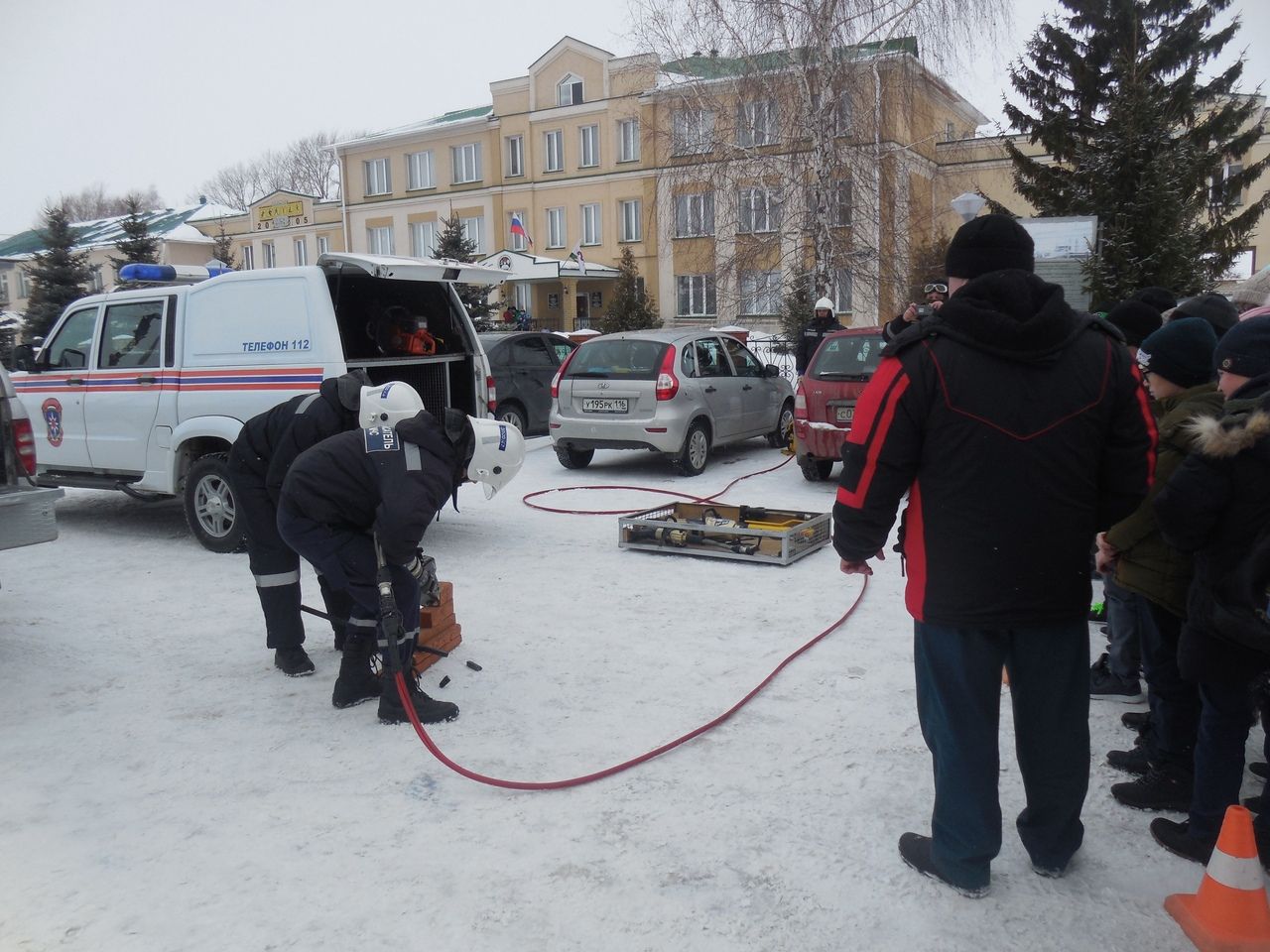 В Алексеевском районе спасатели и пожарные проводят практические занятия со школьникам