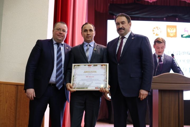 Фоторепортаж: Премьер-министр вручил высокие награды алексеевцам