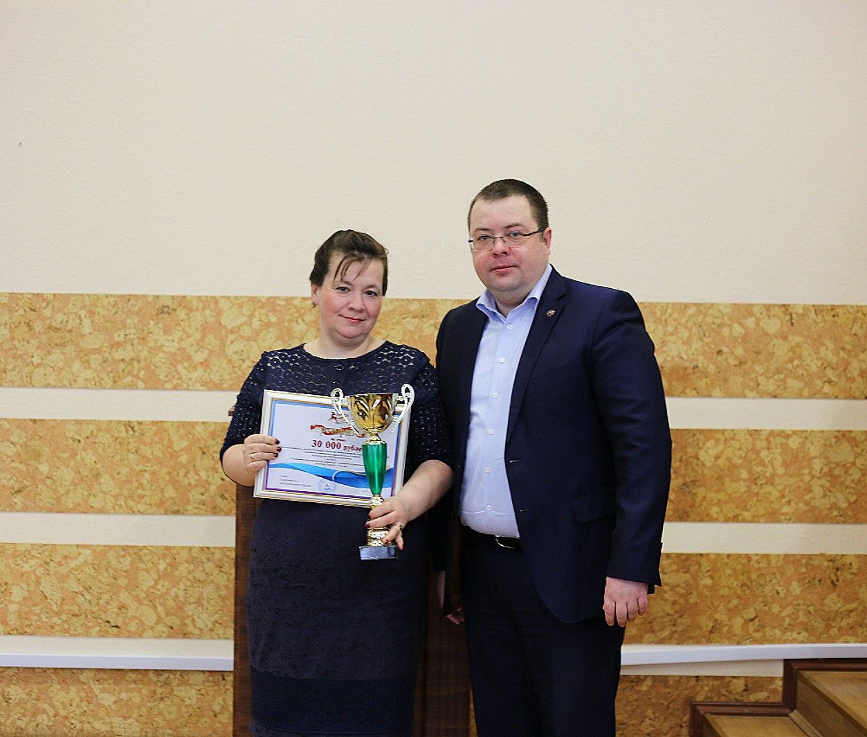 Сегодня в зале заседаний администрации района алексеевцев наградили за профессиональные успехи