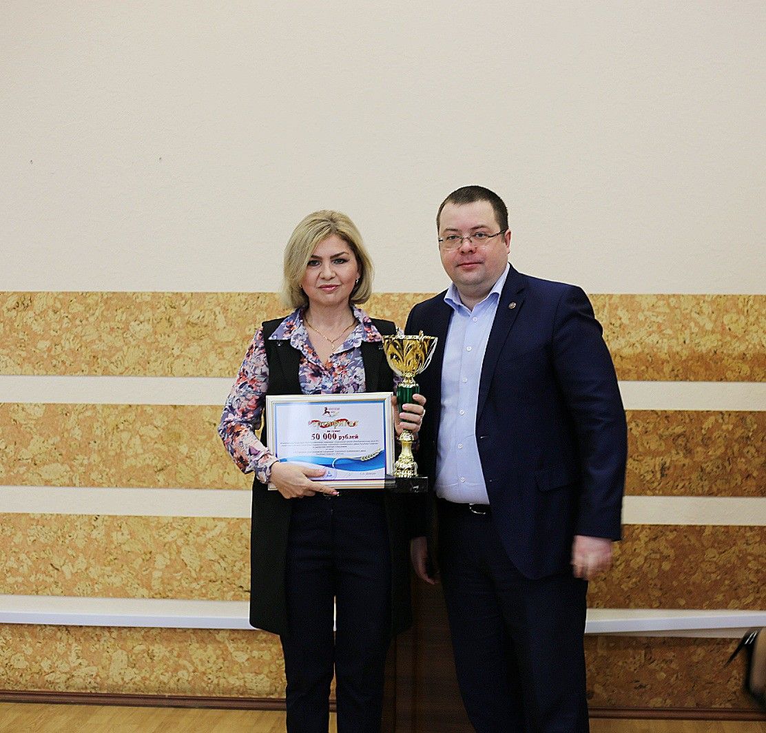 Сегодня в зале заседаний администрации района алексеевцев наградили за профессиональные успехи