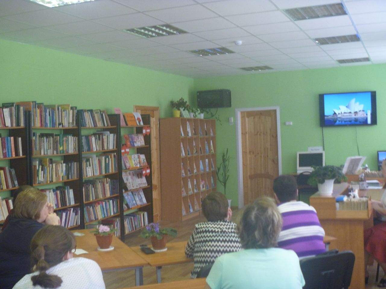 В Алексеевской Центральной библиотеке состоялась экскурсия под названием «Путешествие в мир театра»
