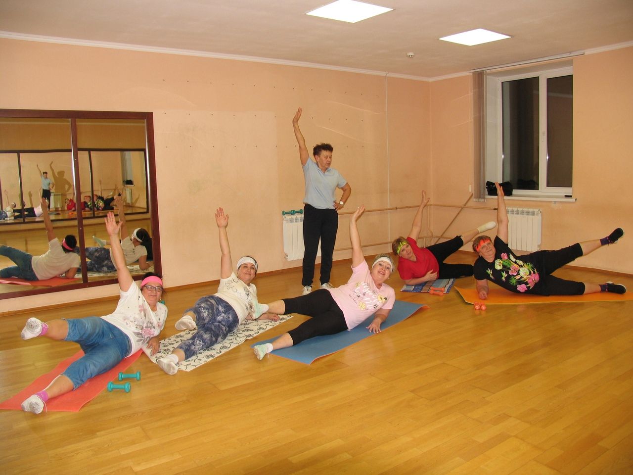 Женщины Алексеевского района занимаются лечебной гимнастикой, сохраняя свое здоровье и красоту