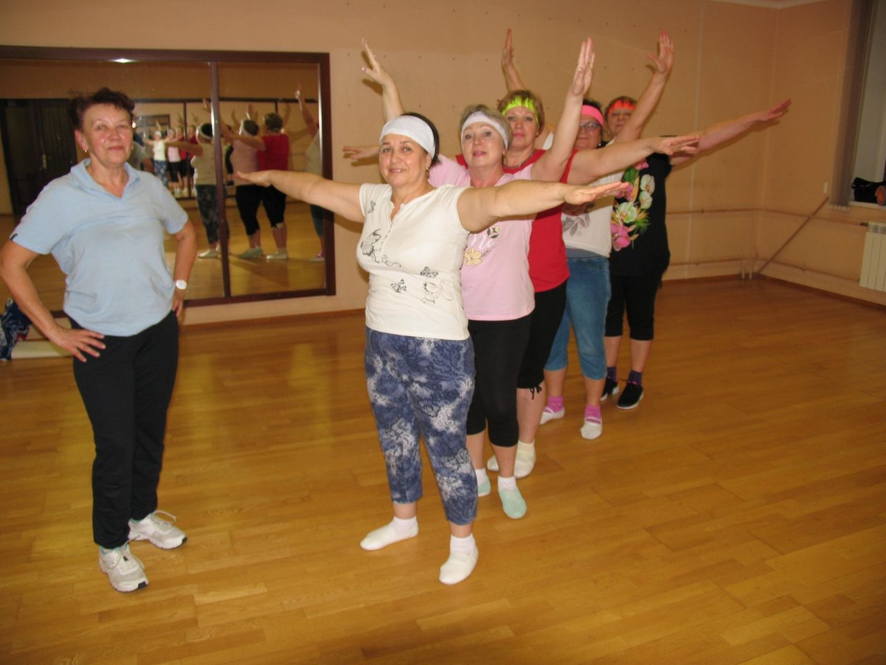 Женщины Алексеевского района занимаются лечебной гимнастикой, сохраняя свое здоровье и красоту