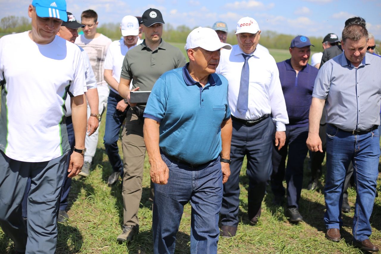 Фотофакт: Президент РТ Рустам Минниханов сегодня посетил Алексеевский район