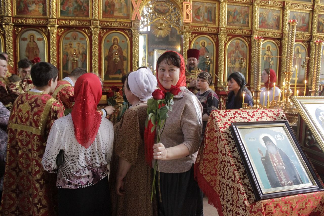 В праздник святых жен-мироносиц прихожанкам храма вручили алые розы
