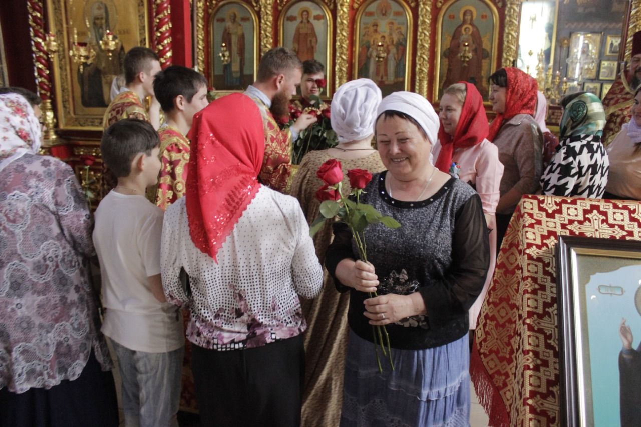 В праздник святых жен-мироносиц прихожанкам храма вручили алые розы