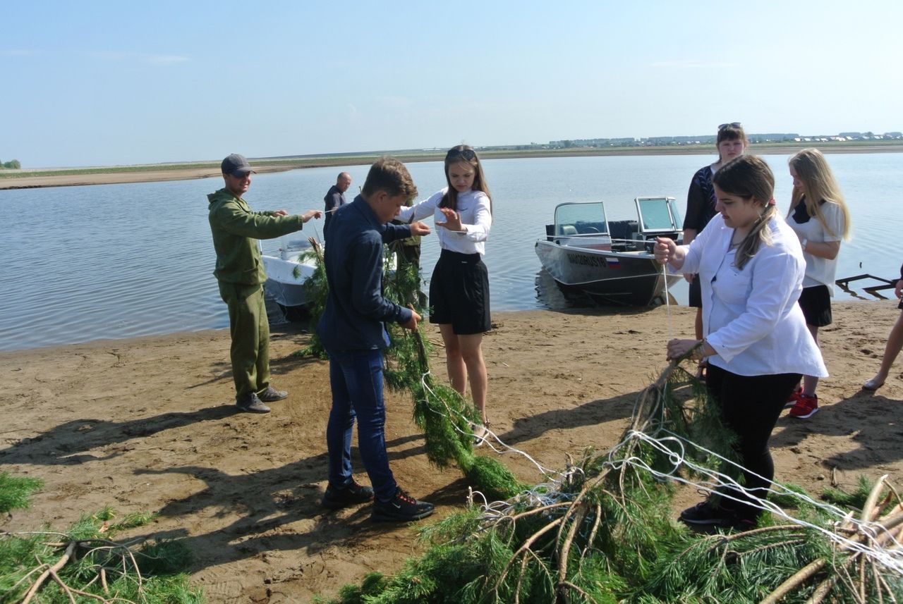 Алексеевские школьники помогли рыбакам изготовить искусственные нерестилища