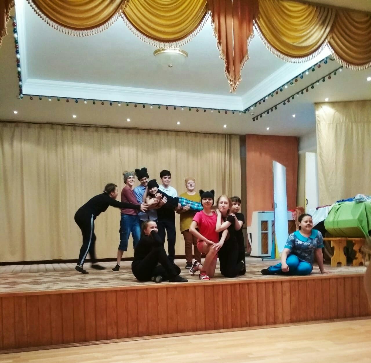 На отчетном концерте театрального отделения Детской школы искусств был показан спектакль