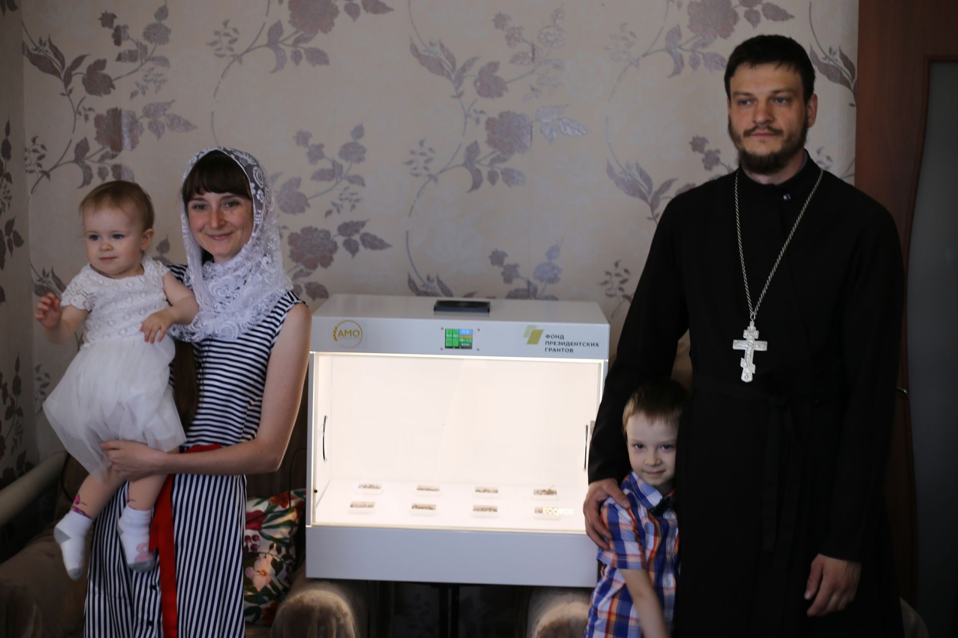 Семья куркульского священнослужителя стала обладателем экобокса для выращивания зелени