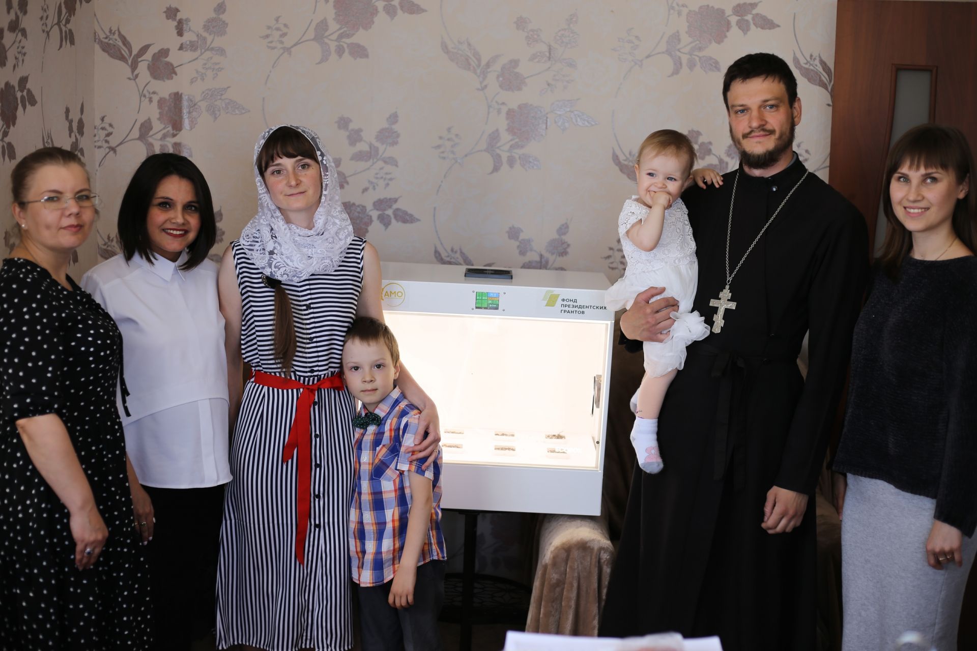 Семья куркульского священнослужителя стала обладателем экобокса для выращивания зелени