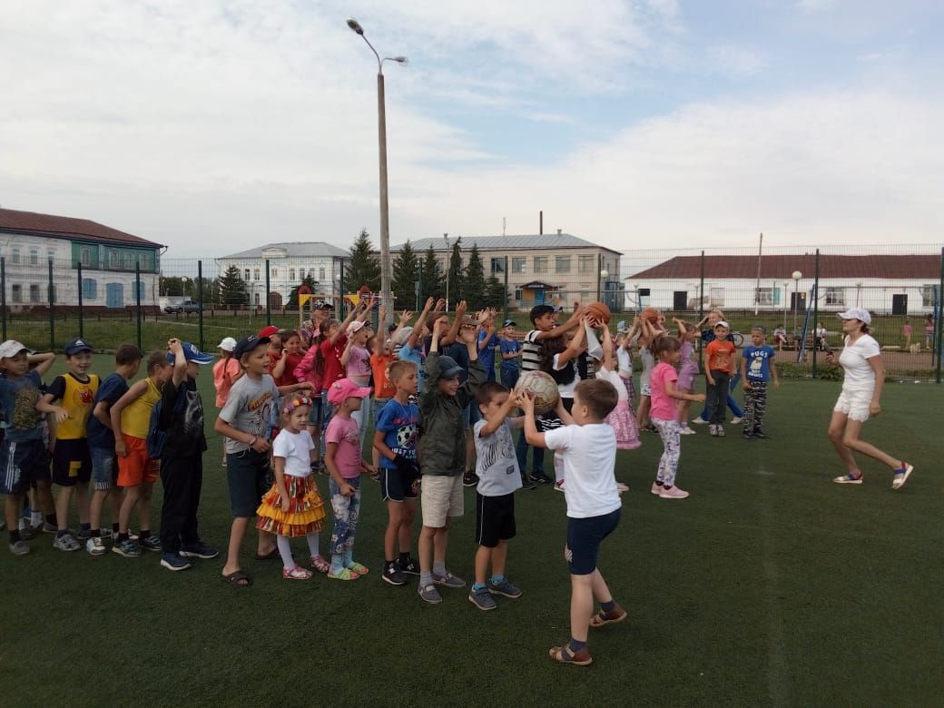 Фоторепортаж: В День России в Билярске прошел концерт и развлекательная программа для детей
