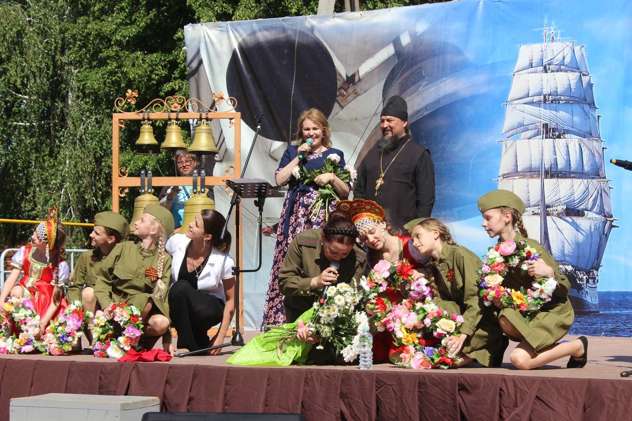 Фотофакт: Концертом Анны Сизовой, Ирины Леоновой и Станислава Бартенева завершился Фестиваль колокольного звона
