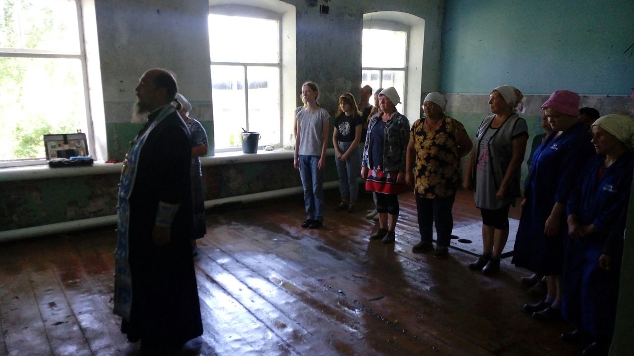 Фоторепортаж: жители Базяково навели порядок в здании школы построенной в 1900 году&nbsp;