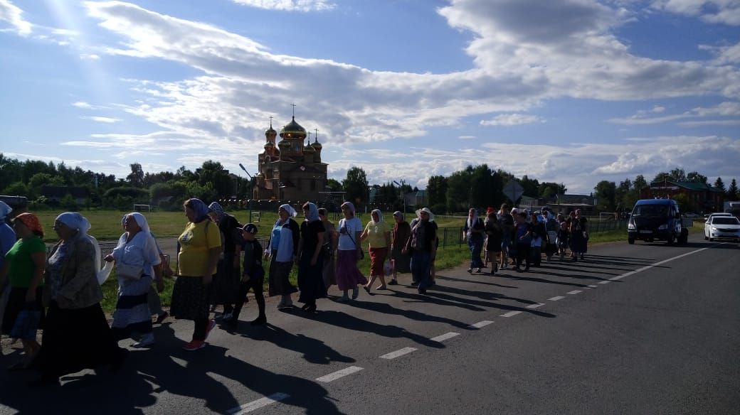 Крестный ход в Билярск отправился в путь после молебна о путешествующих
