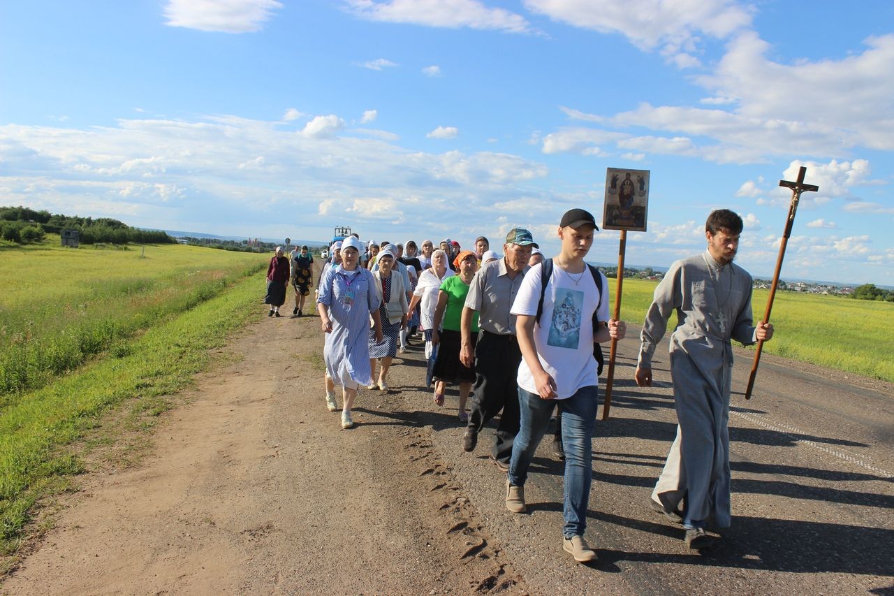 Фоторепортаж: 40 человек дошли до Куркуля в первый день крестного хода на Святой ключ