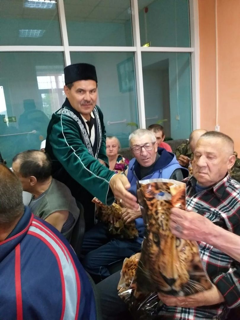 Накануне праздника Ураза байрам верующие посетили пожилых в доме престарелых