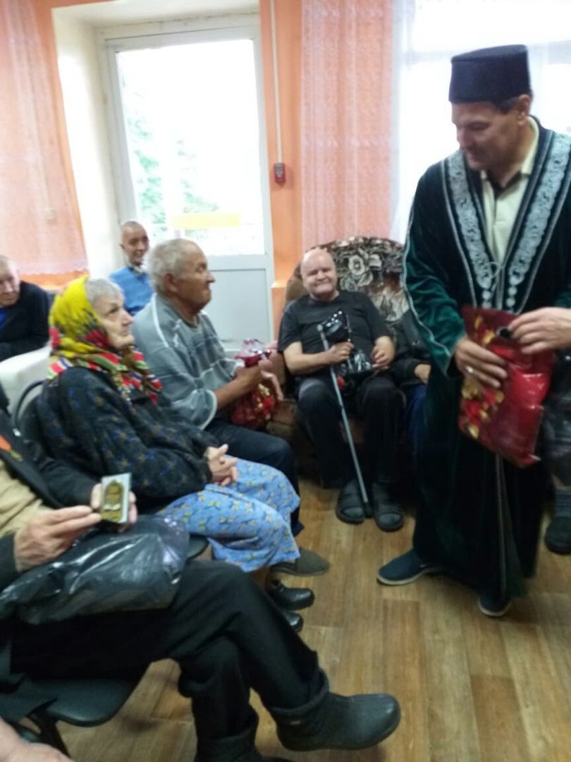Накануне праздника Ураза байрам верующие посетили пожилых в доме престарелых