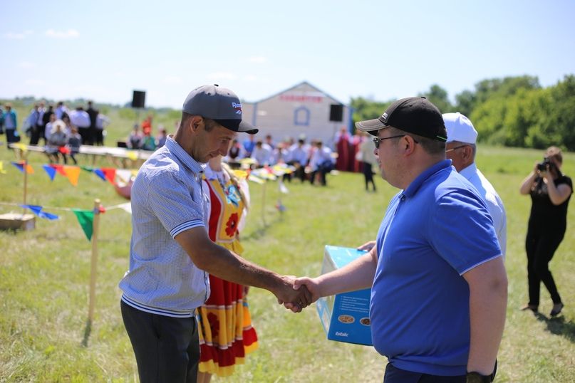 Глава района Сергей Демидов наградил батыра сева в Билярске