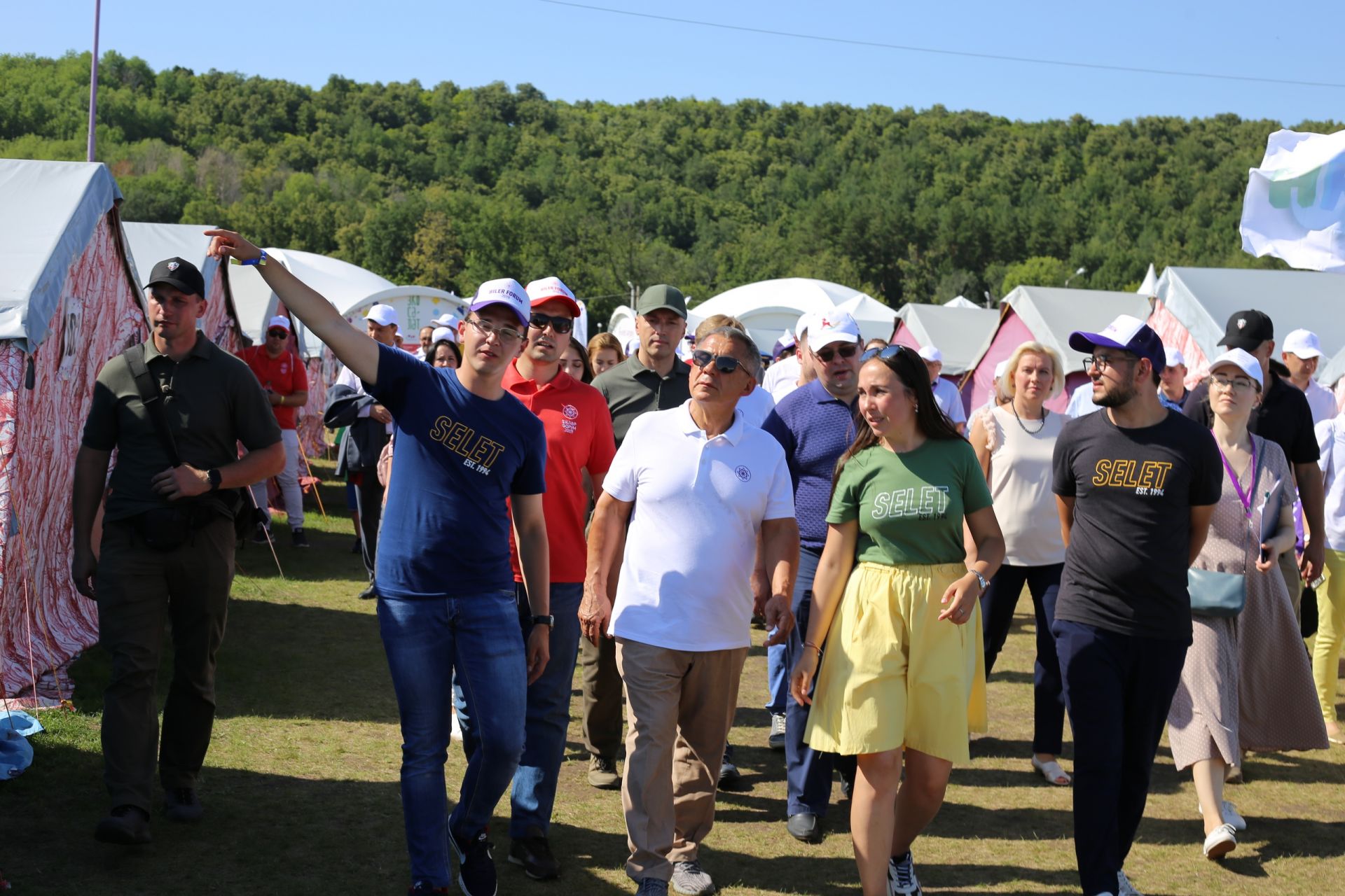 Фоторепортаж: Президент Татарстана Рустам Минниханов посетил Международный молодежный форум «Сэлэт» в Билярске