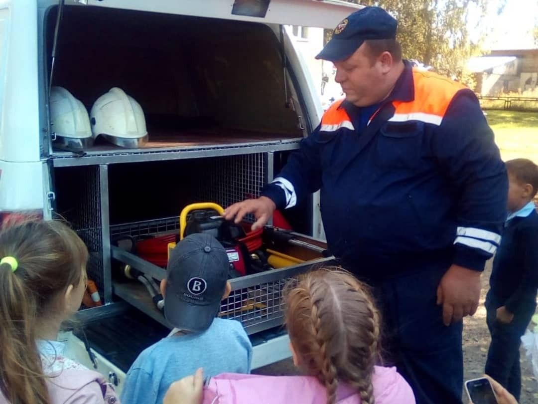 Фоторепортаж:  дети из Алексеевского узнали о непростой работе спасателей