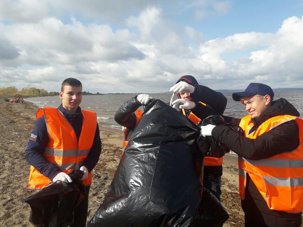 В Алексеевском и Лебяжье состоялась федеральная  экологическая акция по очистке берега Камы