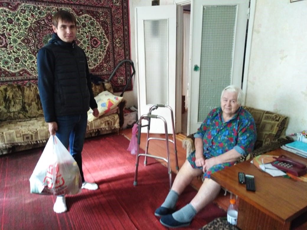 Жители райцентра собрали продукты для пожилых людей