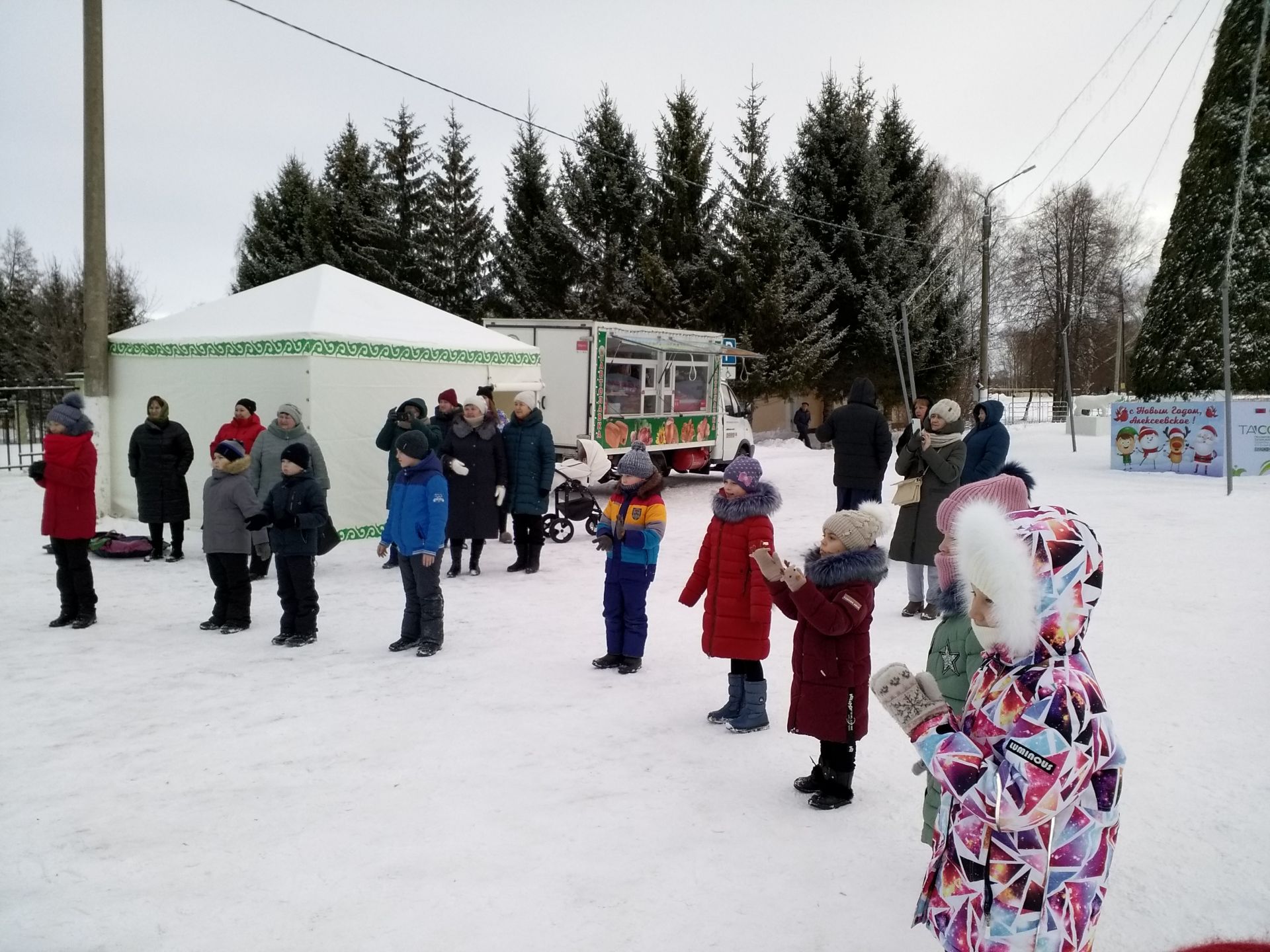 Фоторепортаж с новогоднего детского представления у центральной ёлки в Алексеевском
