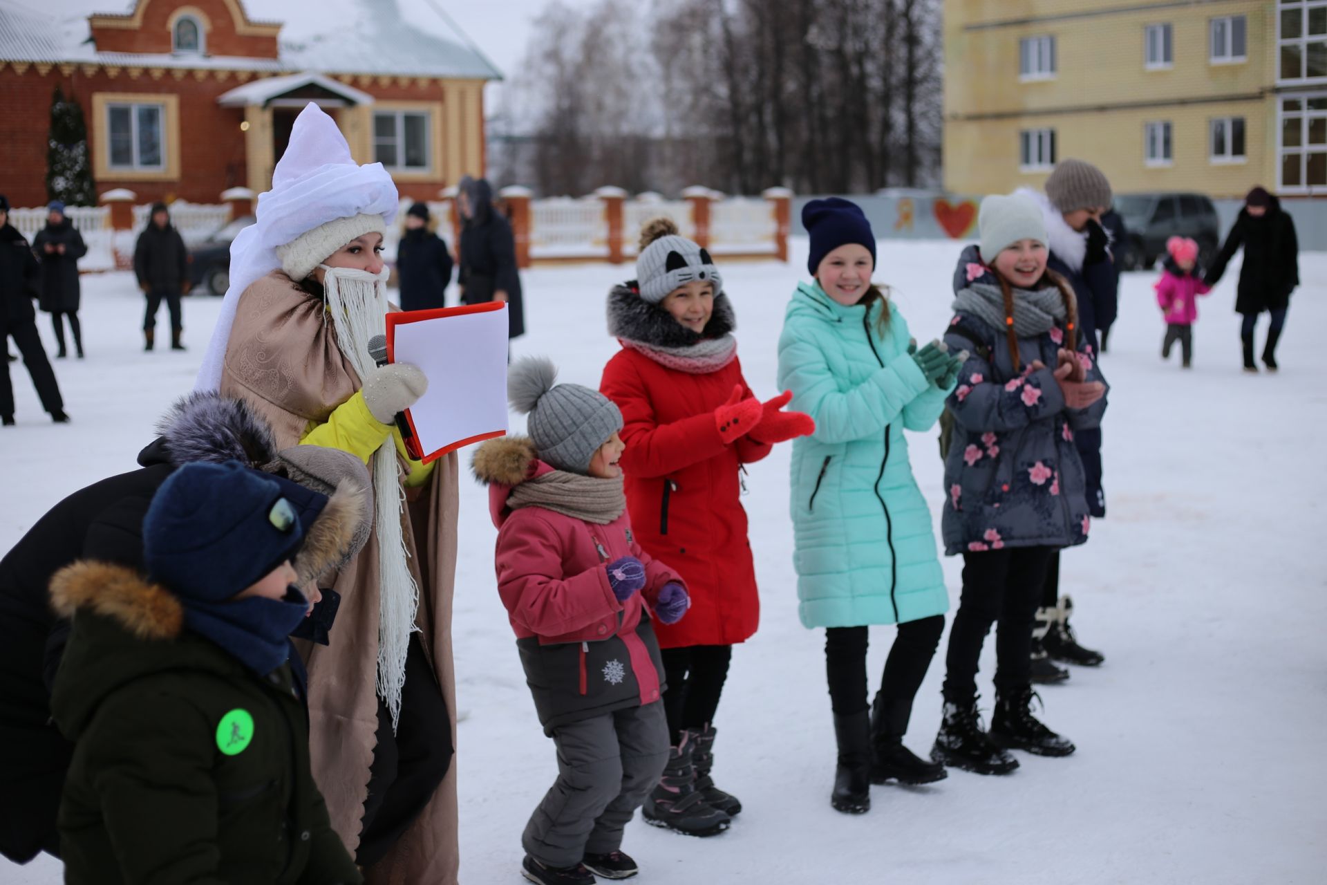 По традиции у центральной ёлки Алексеевского района собралась детвора с родителями