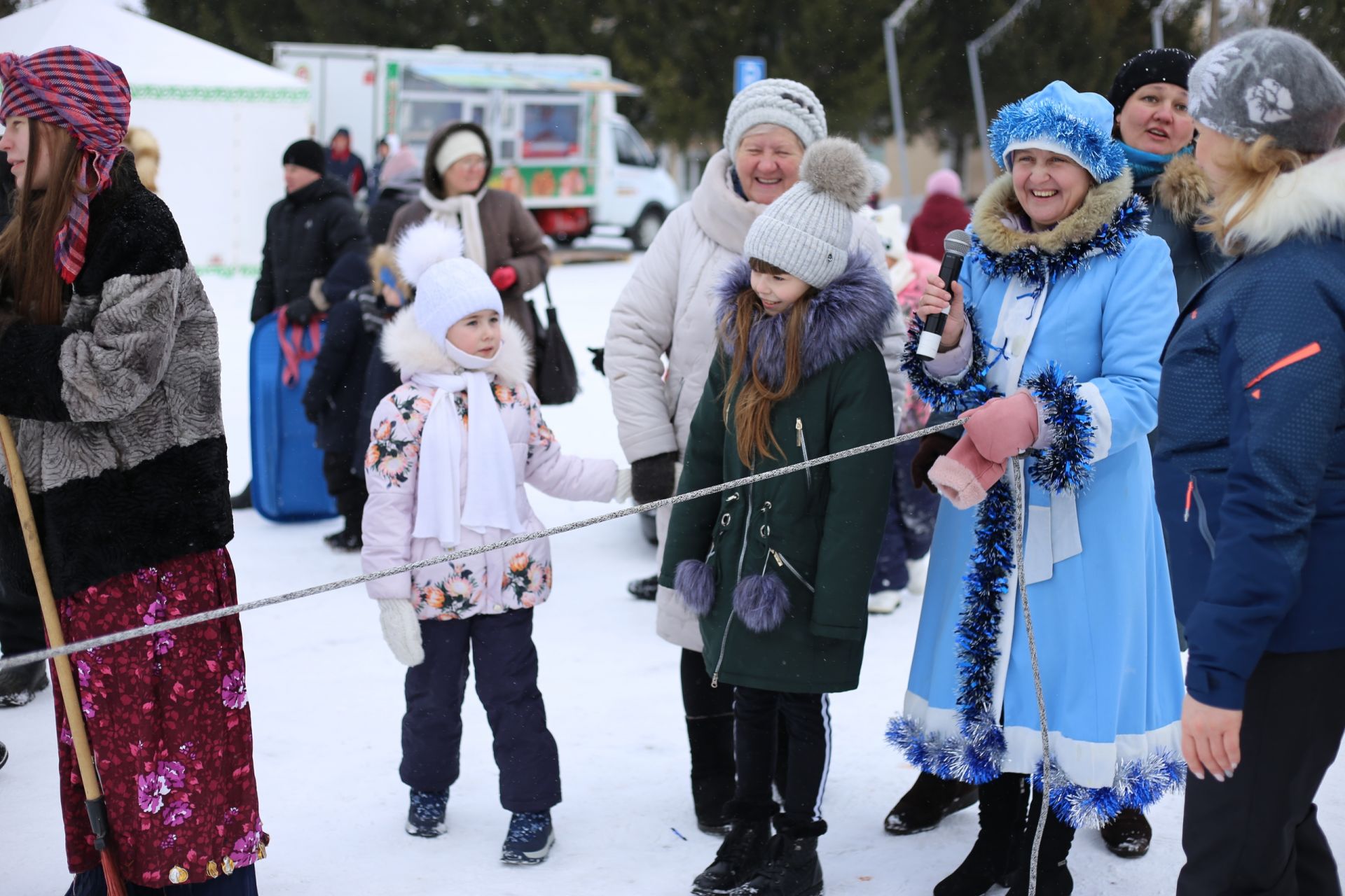 По традиции у центральной ёлки Алексеевского района собралась детвора с родителями