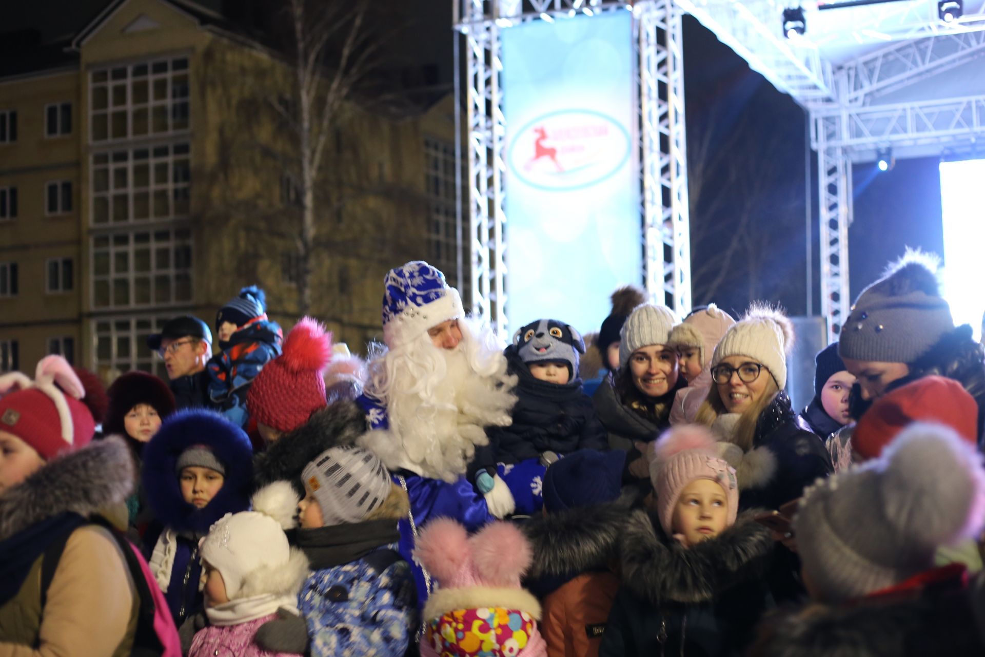 Сегодня на Соборной площади продолжается цикл новогодних детских праздников
