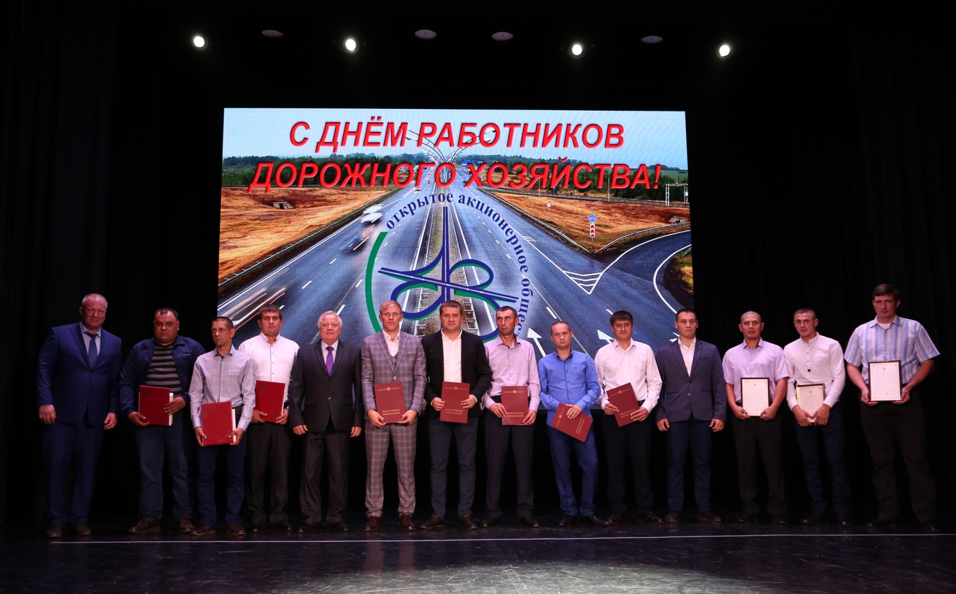Фоторепортаж: в РДК чествовали работников отрасли дорожного хозяйства