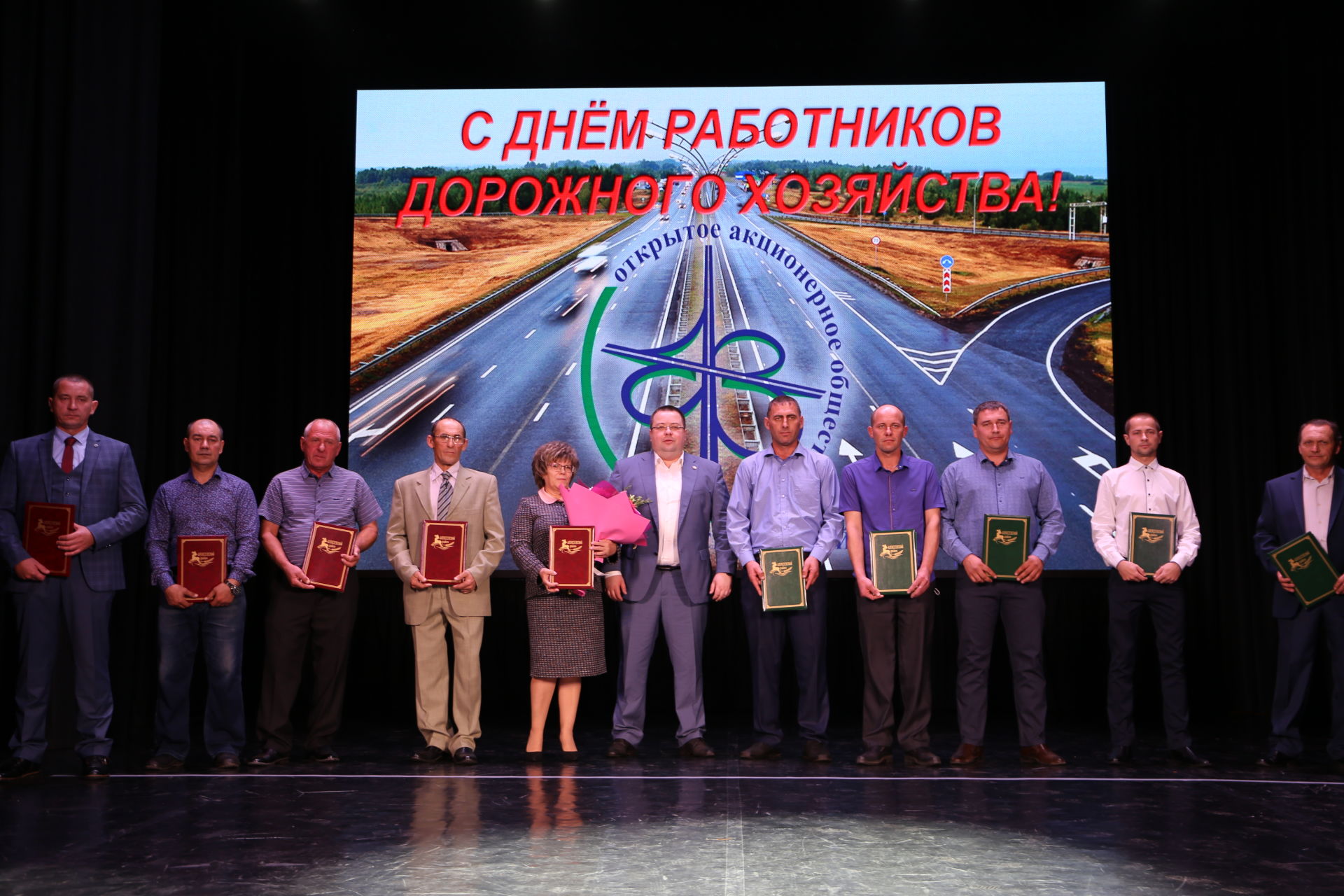 Фоторепортаж: в РДК чествовали работников отрасли дорожного хозяйства