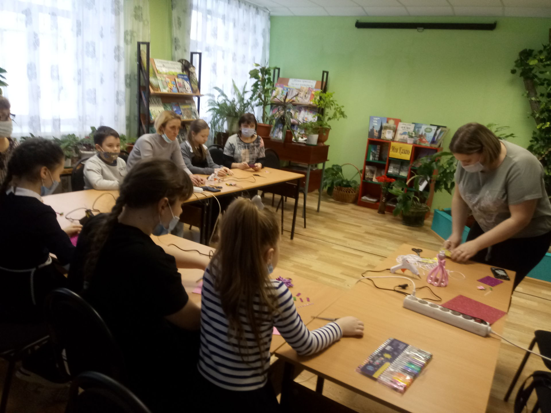 Алексеевских детей научили делать новогодние украшения