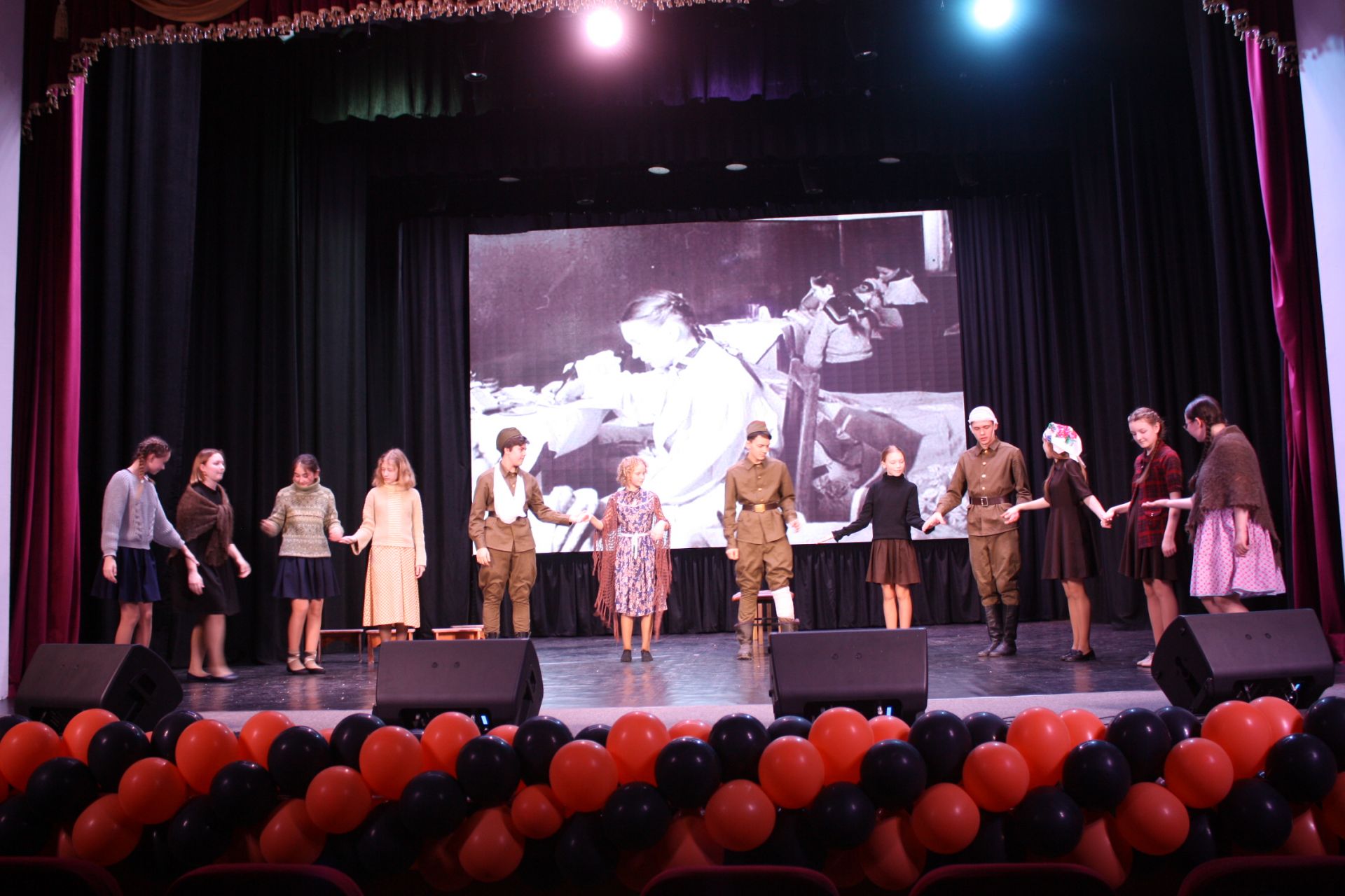 Фоторепортаж: в канун Дня защитника Отечества в Алексеевском поставили военный спектакль