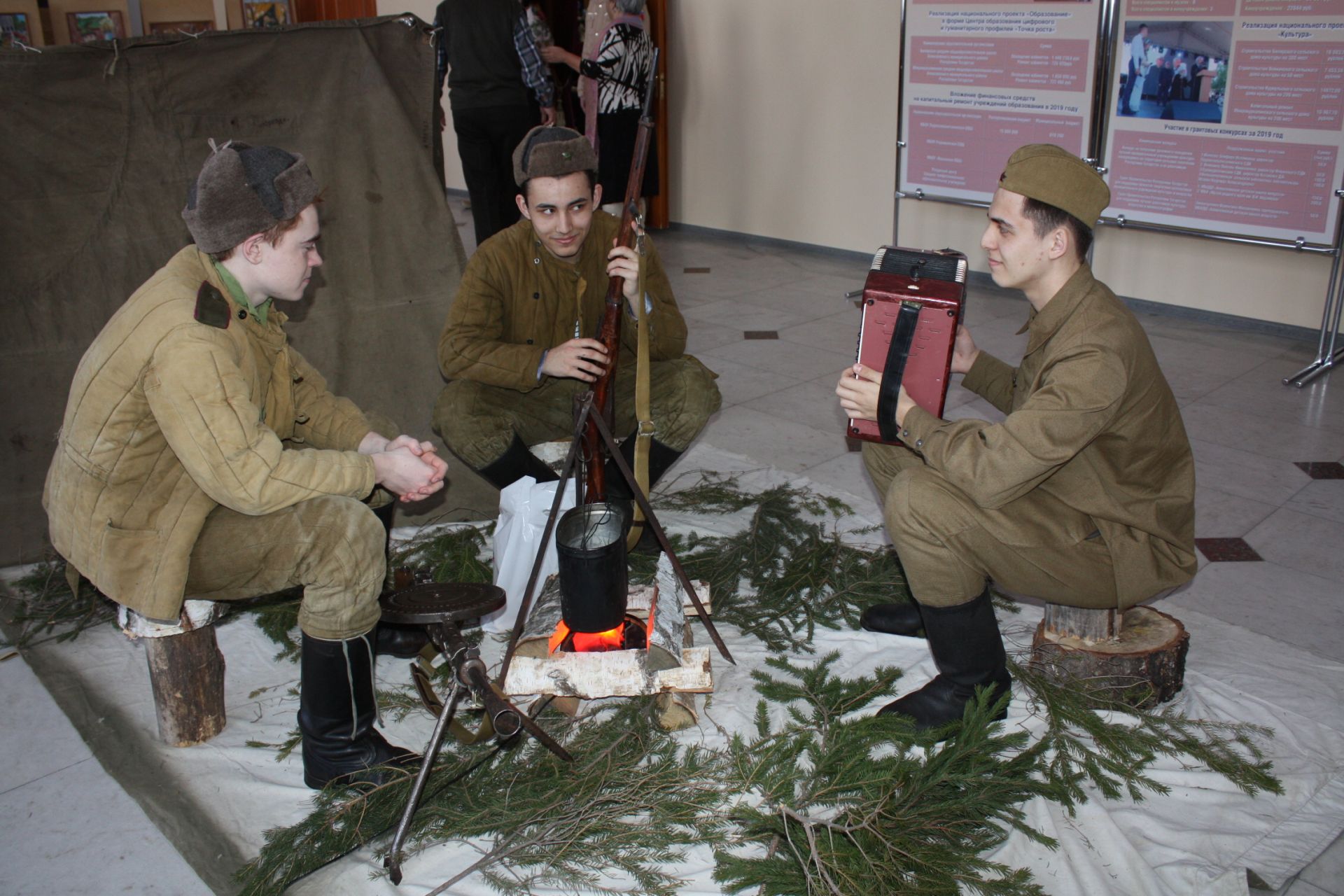 Фоторепортаж: в канун Дня защитника Отечества в Алексеевском поставили военный спектакль