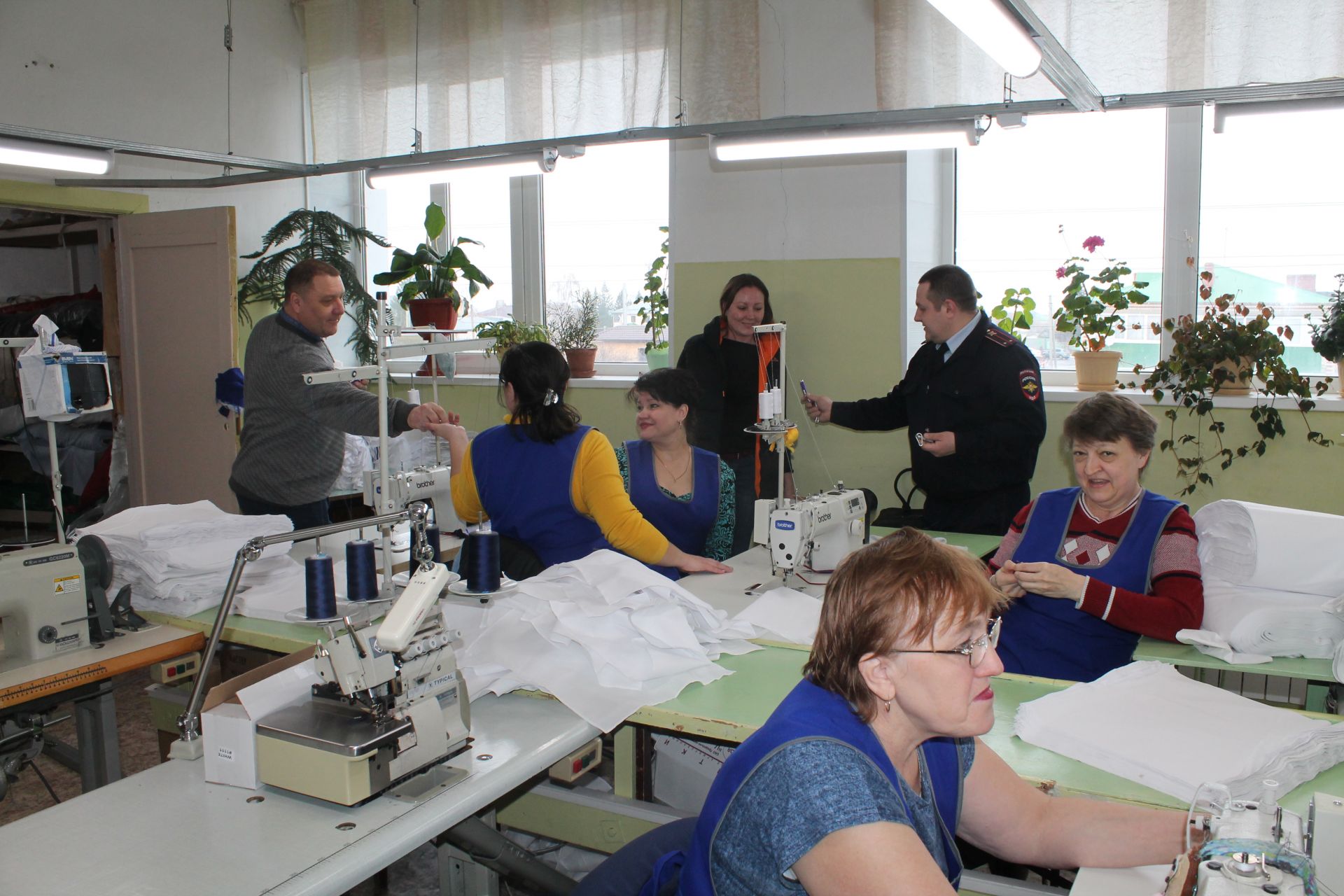 Перед 8 марта сотрудники ГИБДД посетили фабрику художественного ткачества