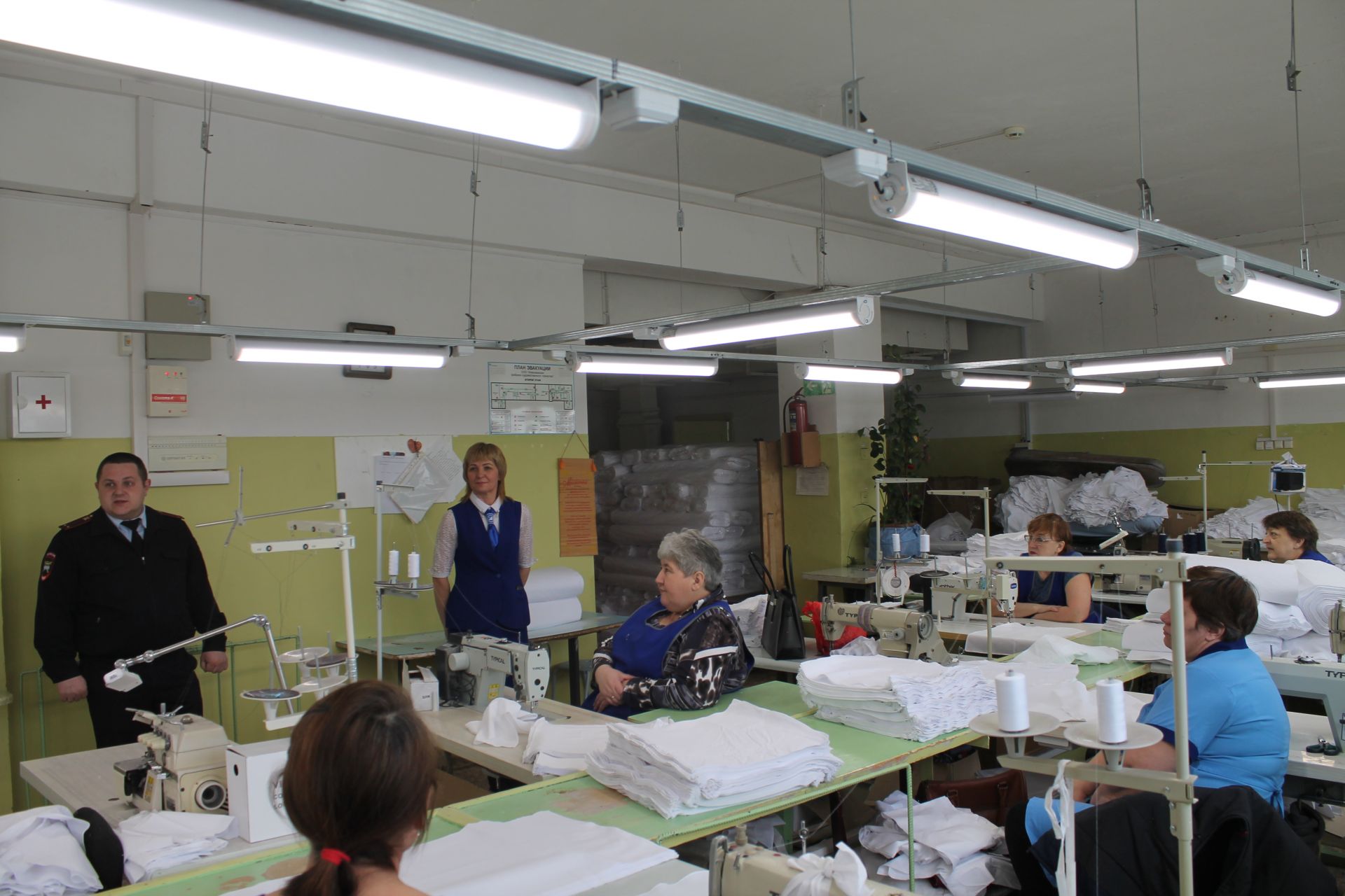Перед 8 марта сотрудники ГИБДД посетили фабрику художественного ткачества