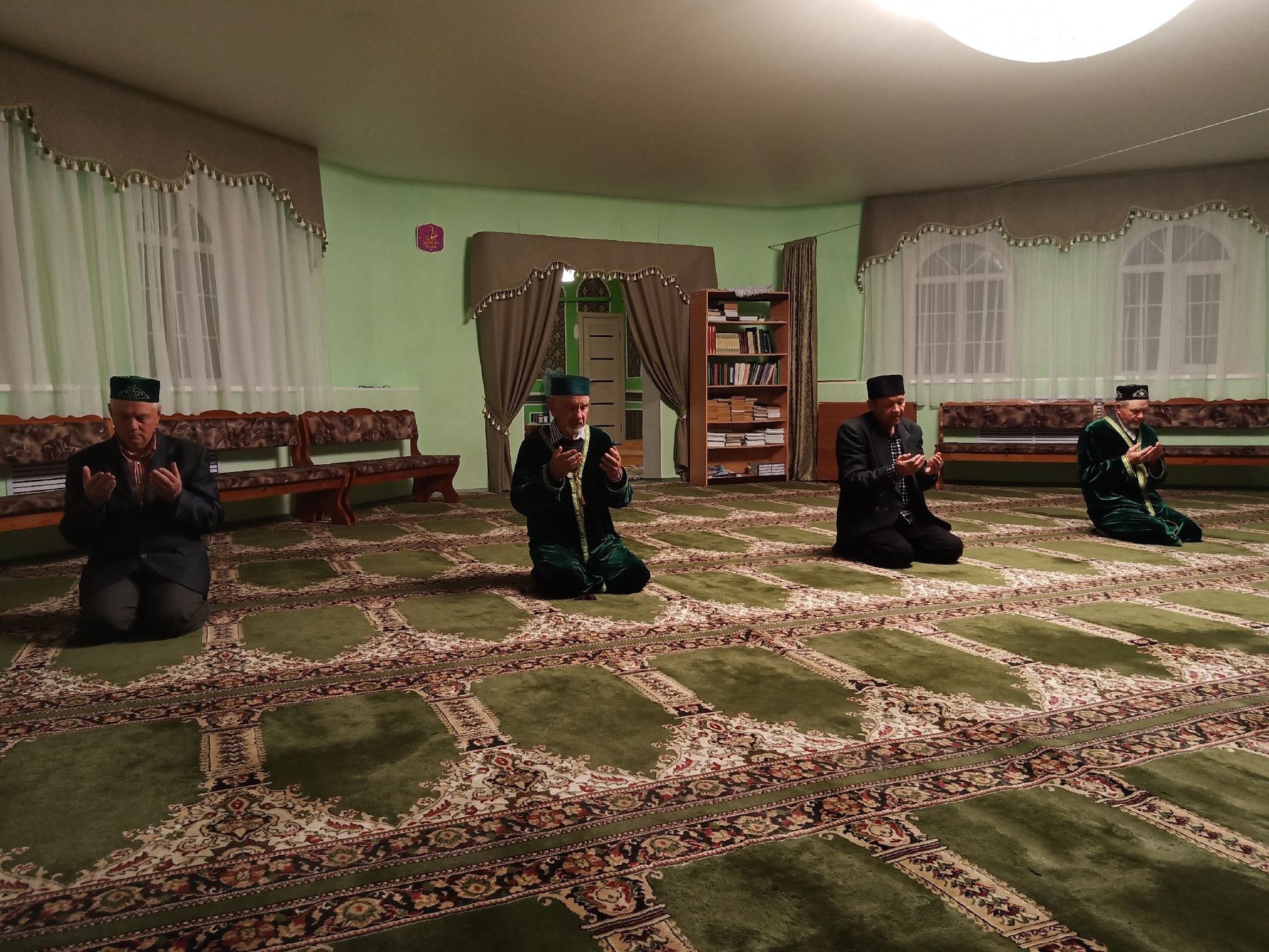 Видео: в праздник Ураза-байрам в мечети Алексеевского провели утренний намаз