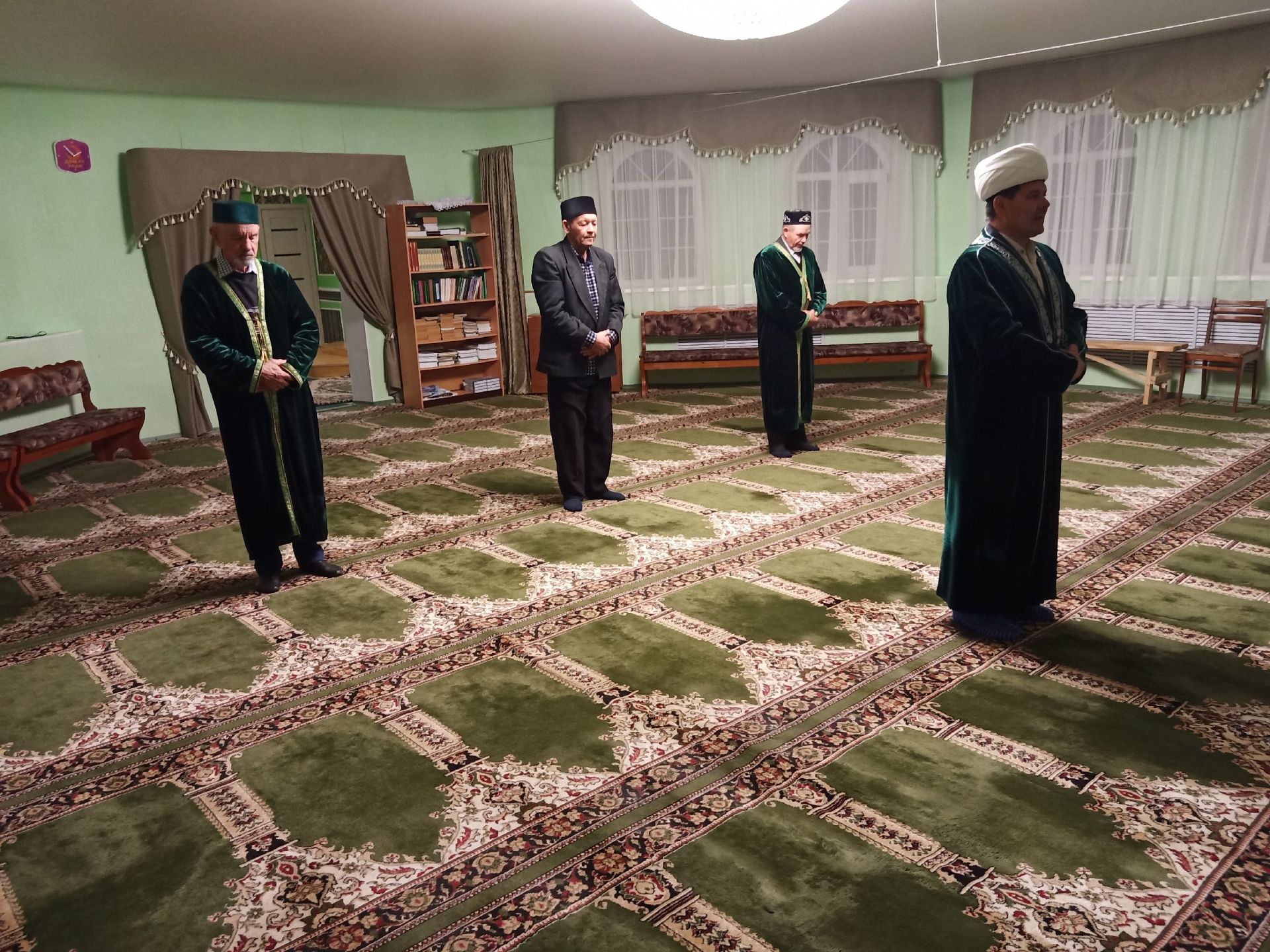 Видео: в праздник Ураза-байрам в мечети Алексеевского провели утренний намаз
