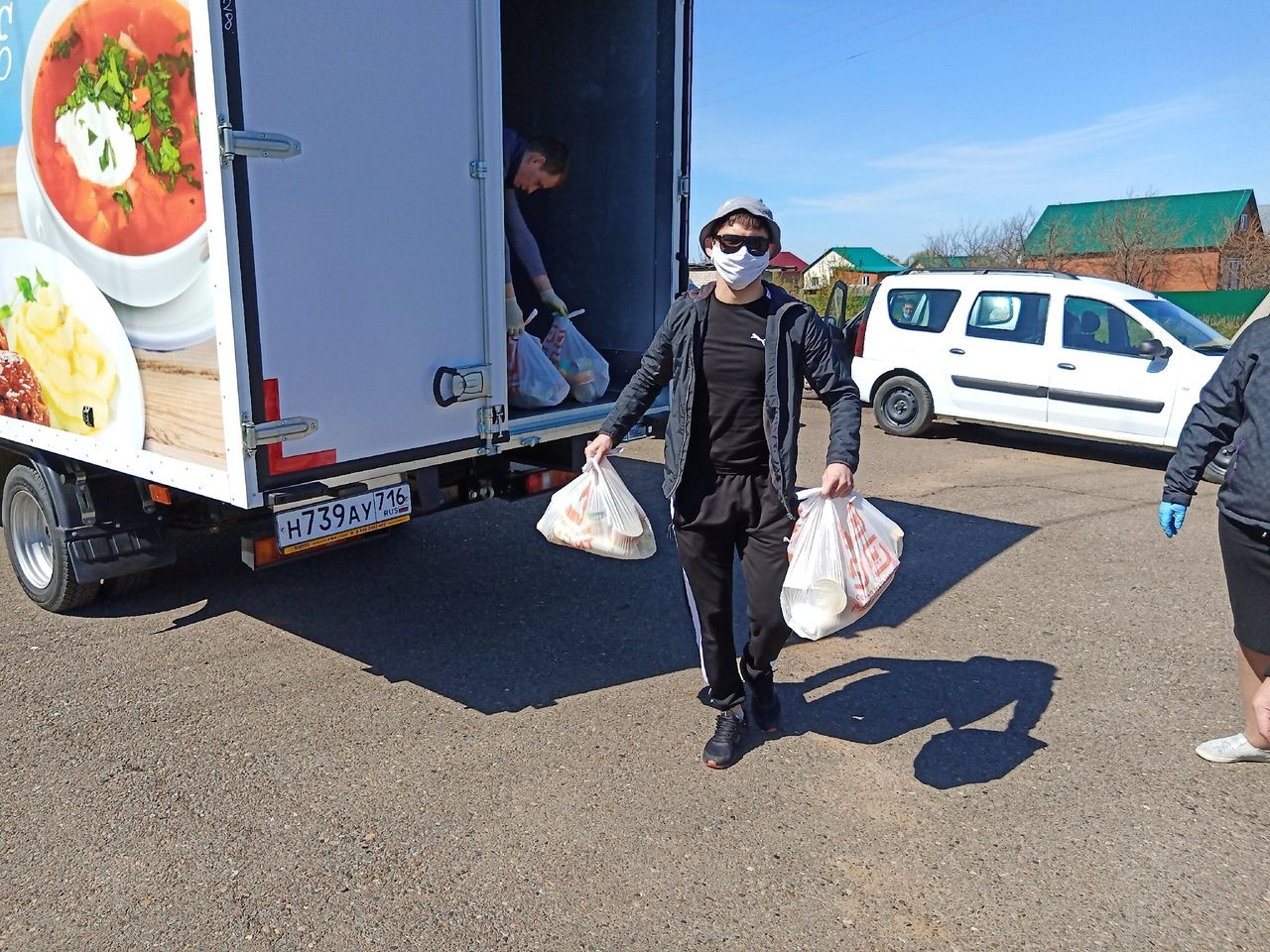 Фоторепортаж: 43 семьи из Алексеевского района получили продуктовые пакеты