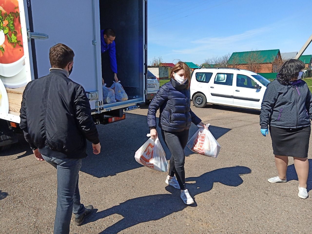 Фоторепортаж: 43 семьи из Алексеевского района получили продуктовые пакеты