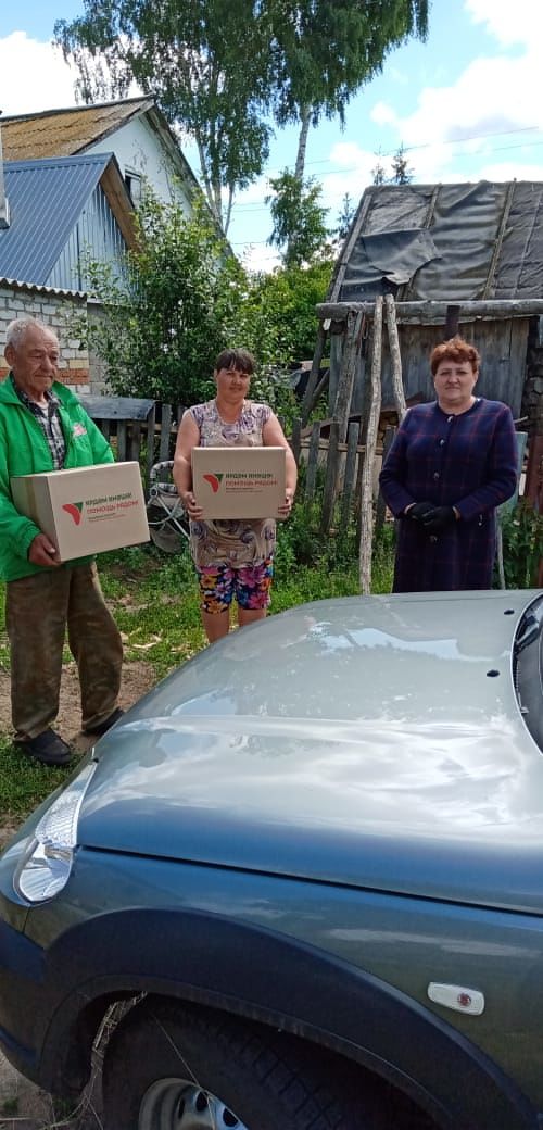 Фоторепортаж: жители сёл Алексеевского района получили благотворительную помощь