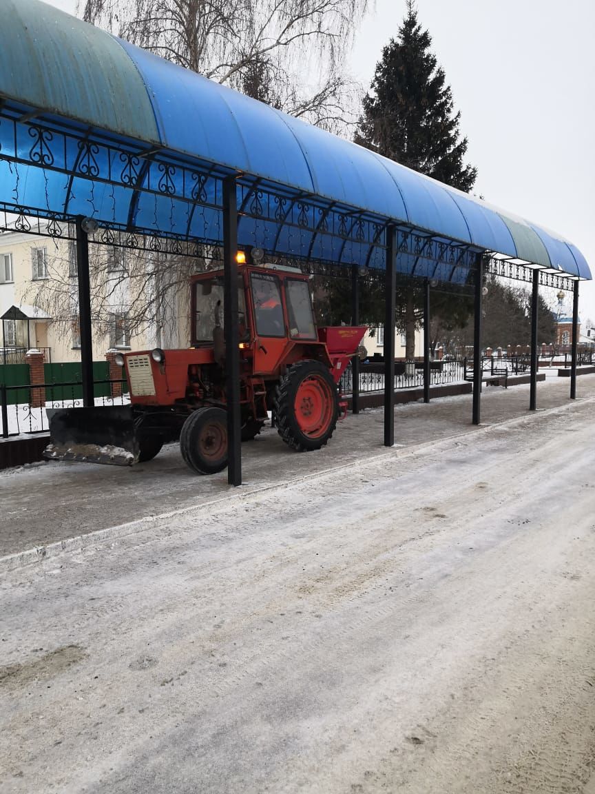 400 кубов снега ежедневно вывозят службы Алексеевского района из райцентра