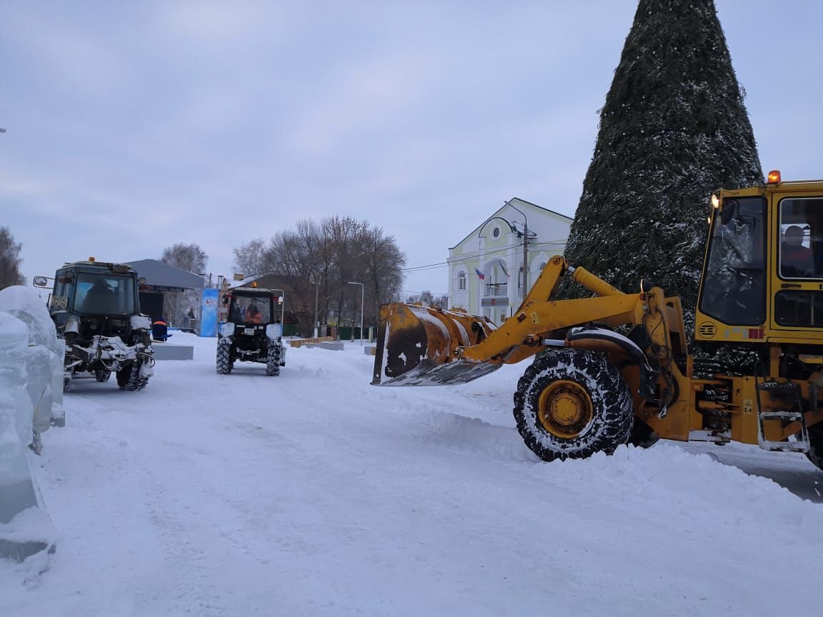 400 кубов снега ежедневно вывозят службы Алексеевского района из райцентра