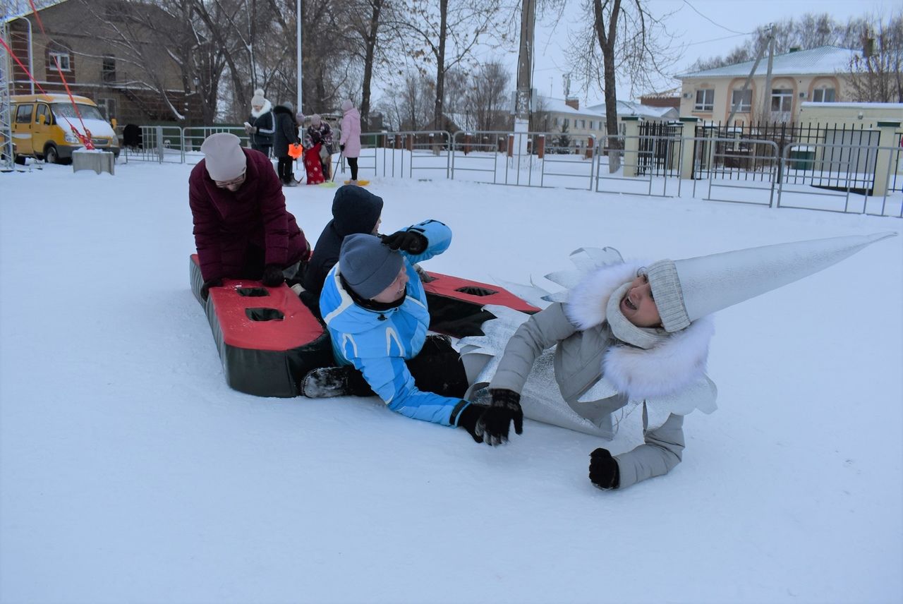 Фоторепортаж: веселыми хороводами и конкурсами завершились новогодние гуляния в Алексеевском