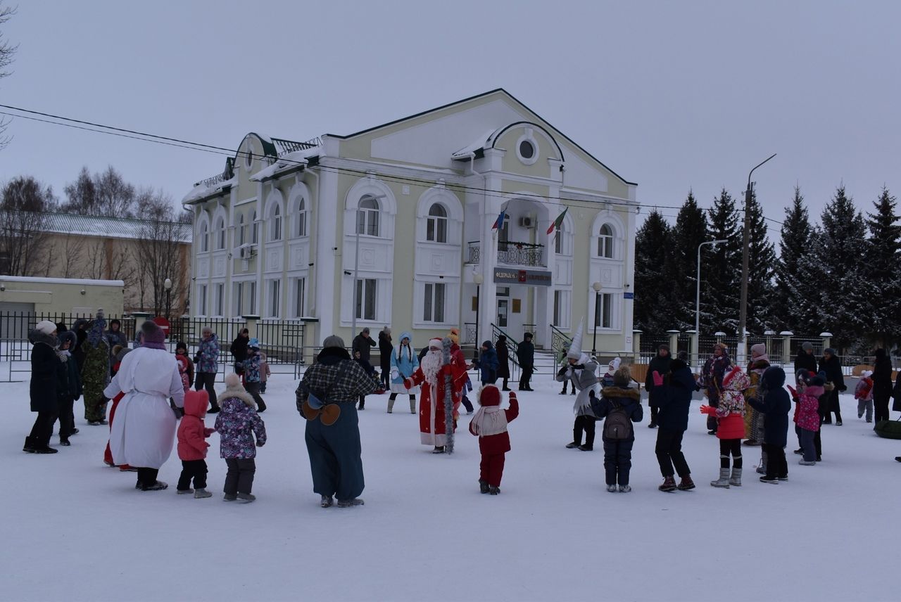 Фоторепортаж: веселыми хороводами и конкурсами завершились новогодние гуляния в Алексеевском
