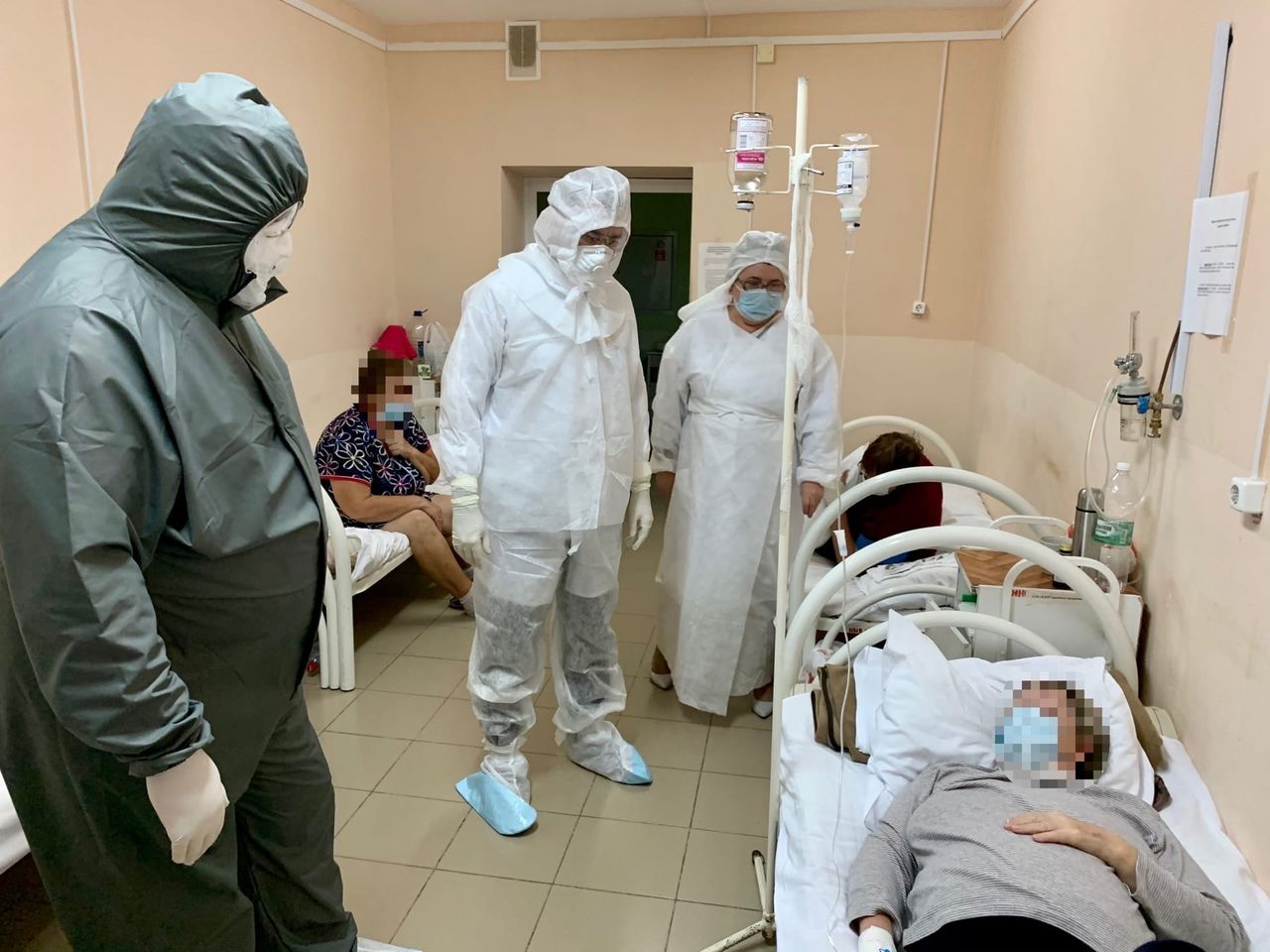 Глава Алексеевского района посетил «красную» зону ковидного госпиталя, развёрнутого на базе местной ЦРБ