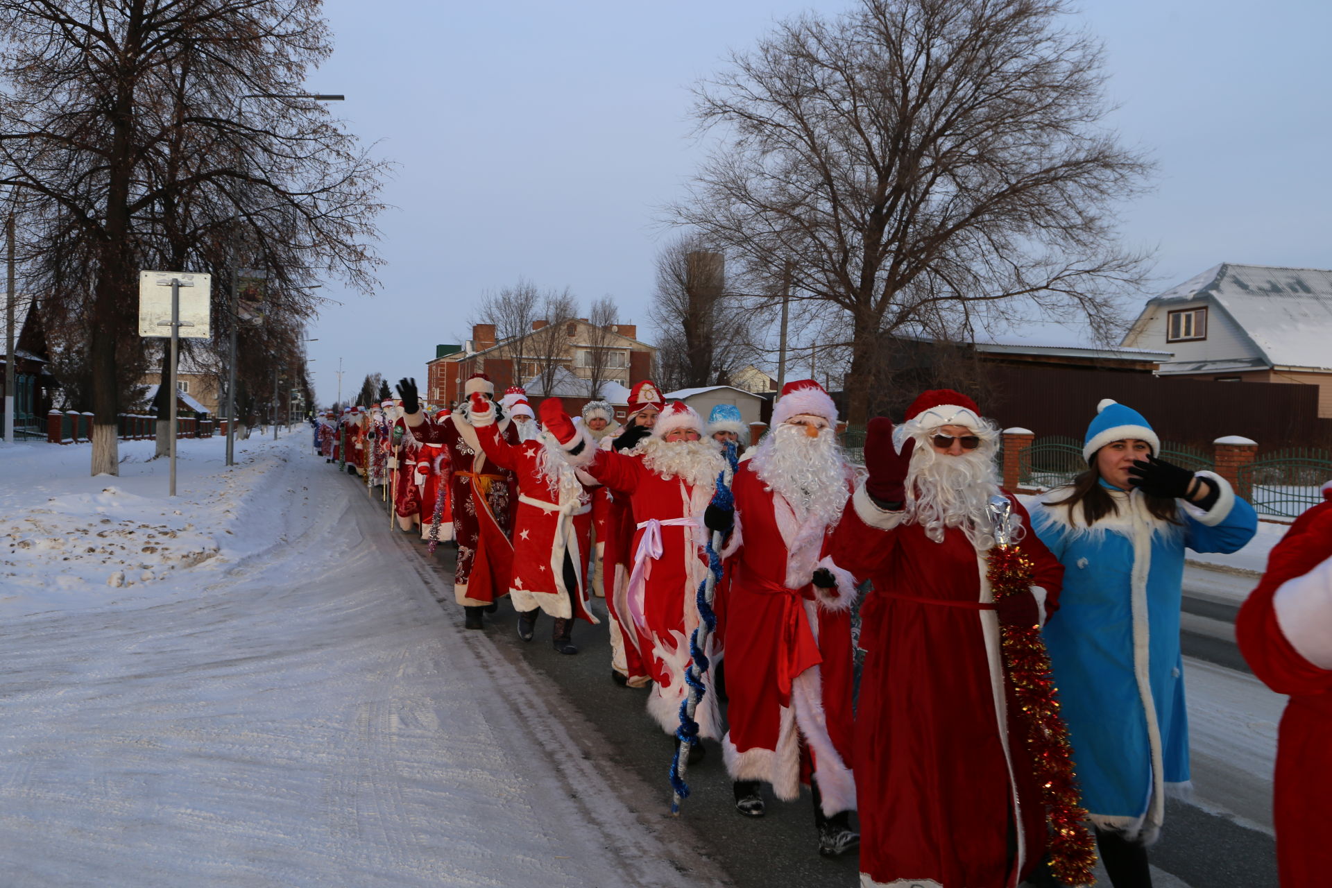 Большой фоторепортаж: парад Дедов Морозов и праздник на главной площади Алексеевского