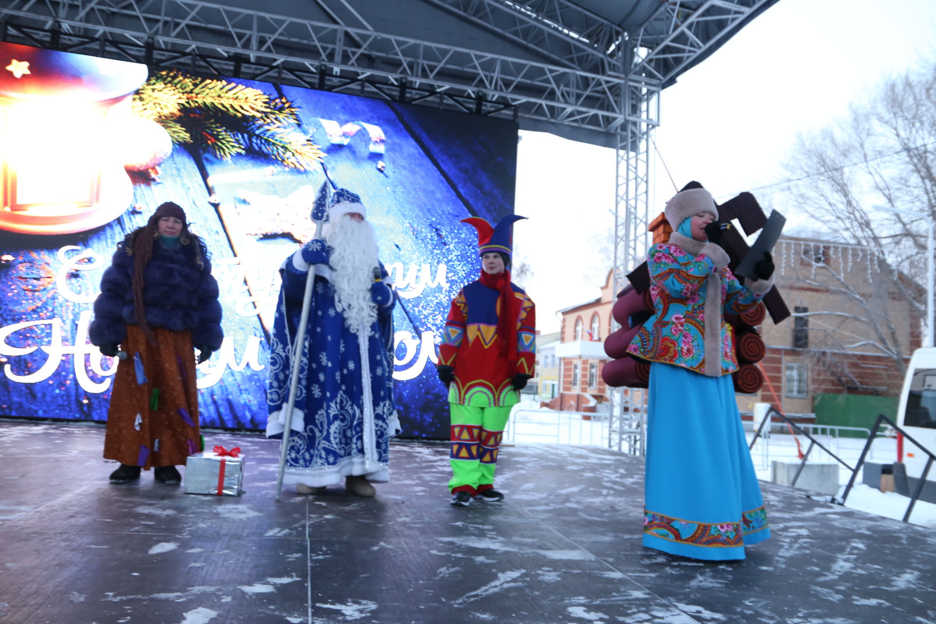 Большой фоторепортаж: парад Дедов Морозов и праздник на главной площади Алексеевского