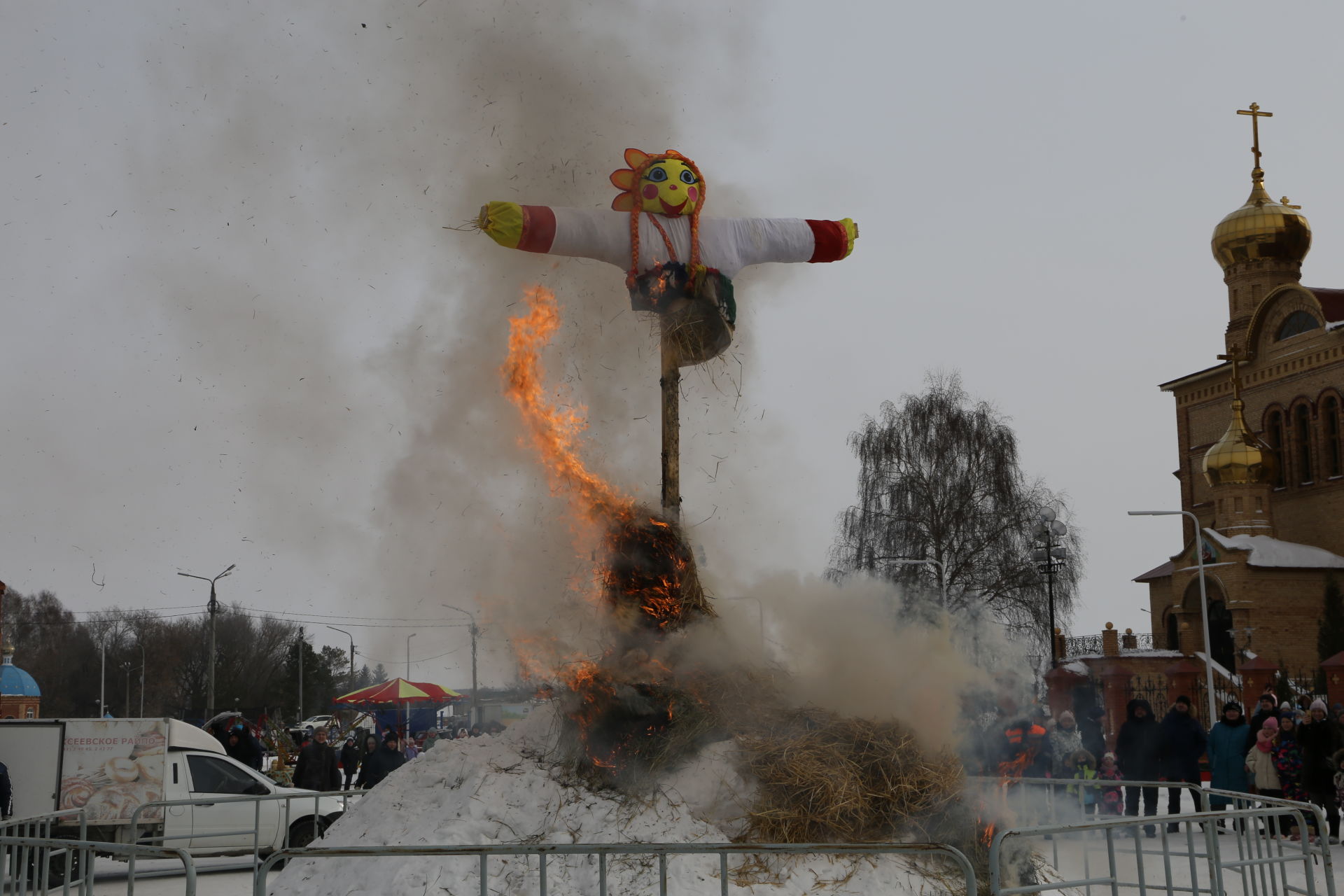 Фоторепортаж: хороводами и сжиганием чучела алексеевцы проводили зиму